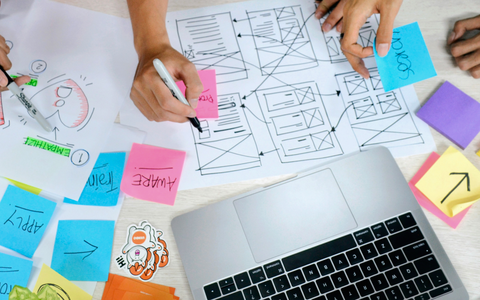 노코드 툴 화면과 고민하는 창업가