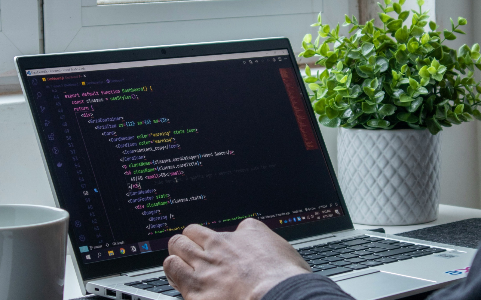 서로 다른 견적서를 비교하며 고민하는 창업자