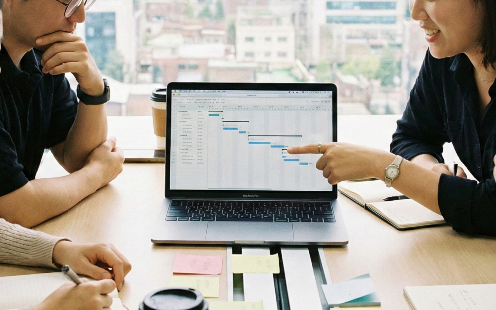 스타트업 팀원이 모여 앱 MVP를 테스트하는 모습