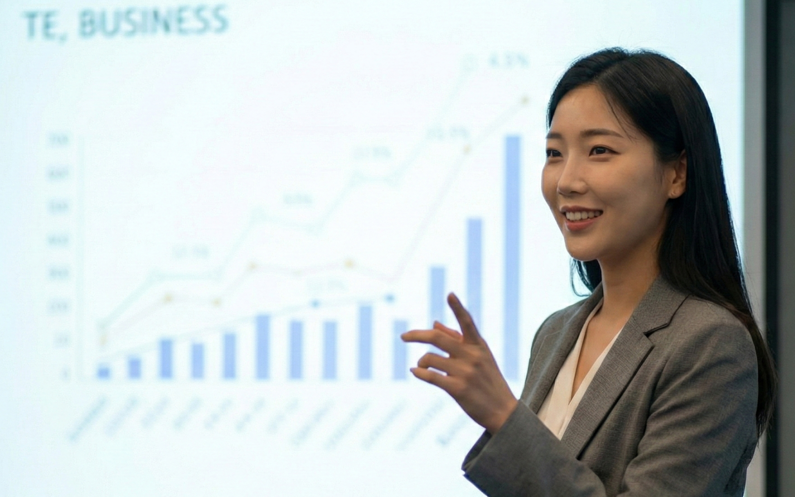스타트업 대표가 심사위원 앞에서 열정적으로 프레젠테이션을 하는 모습