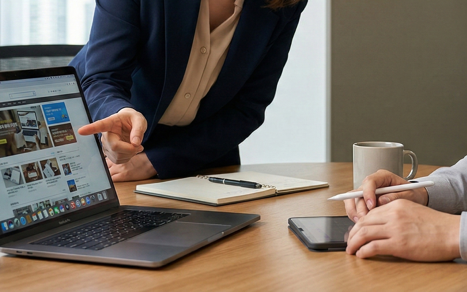 초기 서비스와 리뉴얼된 서비스를 고민하는 비즈니스 미팅 모습