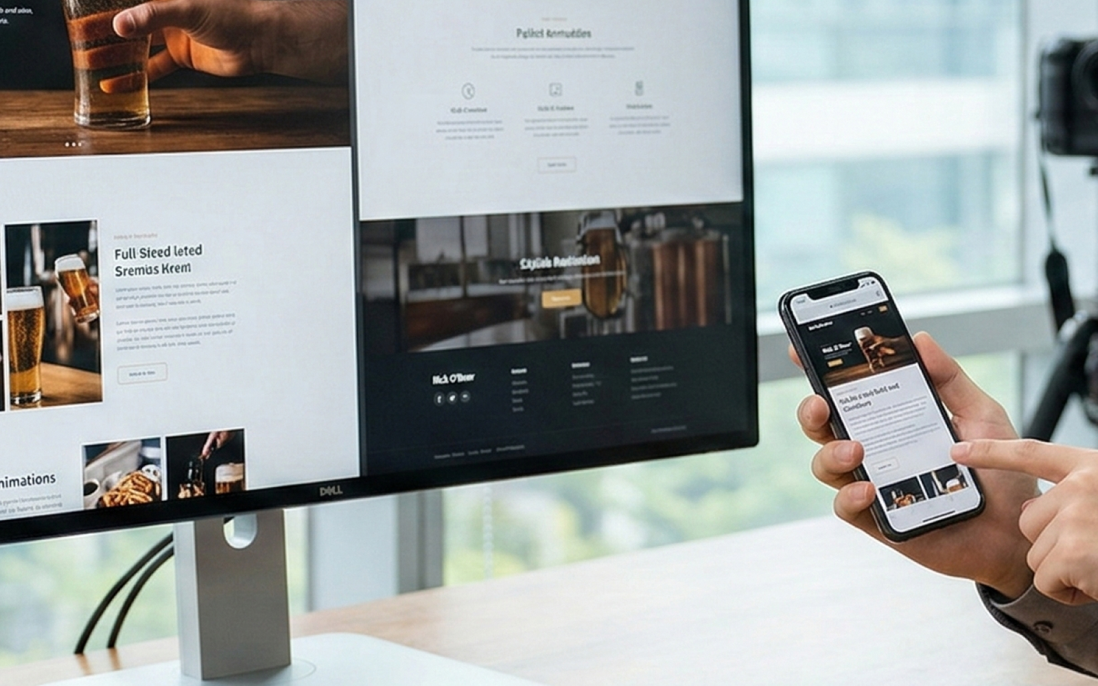 거대한 PC 모니터와 스마트폰 화면의 디자인 레이아웃을 대비해서 보여주는 그래픽