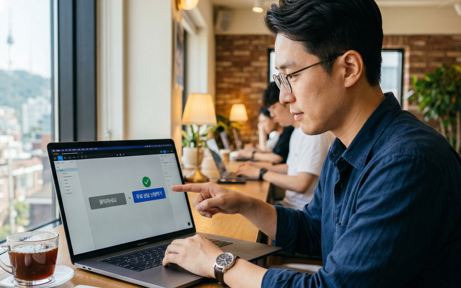모니터 앞에서 UI 화면을 분석하며 텍스트 배치를 검토하는 한국인 디자이너의 모습